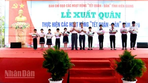 Ban tổ chức đã trao 10 suất học bổng cho học sinh nghèo vượt khó học giỏi trên địa bàn xã Hòa Điền, huyện Kiên Lương, tỉnh Kiên Giang. (Ảnh: PHƯƠNG VŨ).