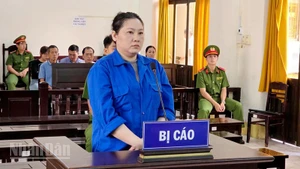 Bị cáo Bùi Thị Kim Thảo nghe tòa tuyên án. (Ảnh: VĂN VŨ)