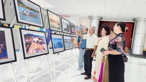 Đại biểu, các văn nghệ sĩ xem triển lãm, trưng bày, giới thiệu thành tựu 50 năm nền văn học nghệ thuật tỉnh Kiên Giang.
