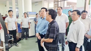 Phó Thủ tướng Chính phủ Mai Văn Chính đến kiểm tra công tác chuẩn bị cho việc vận hành mô hình chính quyền 2 cấp tại tỉnh Kiên Giang. 