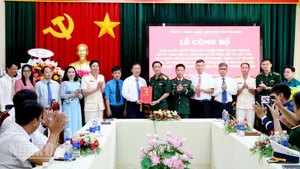 Đại tá Cao Minh Tâm, Phó Chính ủy Bộ Chỉ huy Quân sự tỉnh An Giang trao Quyết định thành lập Đảng bộ Đặc khu Thổ Châu. 