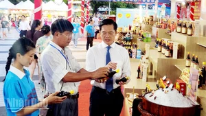 Đại biểu tham quan các khu trưng bày sản phẩm nước mắm Phú Quốc tại Festival. 
