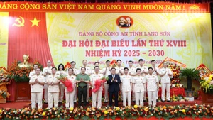 Các đồng chí lãnh đạo Bộ Công an, lãnh đạo tỉnh Lạng Sơn tặng hoa chúc mừng Ban Chấp hành Đảng bộ Công an tỉnh Lạng Sơn, nhiệm kỳ 2025-2030.