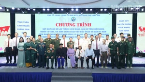 Các đồng chí lãnh đạo tỉnh Lạng Sơn cùng cán bộ lão thành cách mạng, cán bộ tiền khởi nghĩa, người có công, gia đình chính sách tiêu biểu tại buổi gặp mặt.