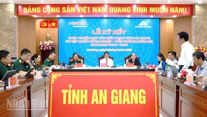 Quang cảnh buổi ký kết.
