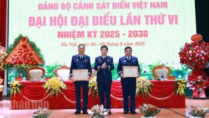 Trung tướng Bùi Quốc Oai, Chính ủy Cảnh sát biển Việt Nam tặng bằng khen cho Bộ Tư lệnh Vùng Cảnh sát biển 4, ngay tại Đại hội đại biểu Đảng bộ Cảnh sát biển Việt Nam lần thứ VI.