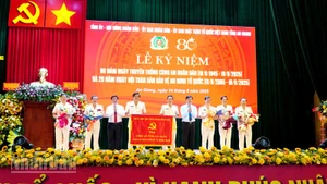 Bí thư Tỉnh ủy Nguyễn Tiến Hải và Chủ tịch Ủy ban nhân dân tỉnh Hồ Văn Mừng tặng bức trướng cho Công an tỉnh An Giang. 