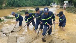 Lực lượng Cảnh sát Phòng cháy, chữa cháy và cứu nạn, cứu hộ Công an tỉnh Lạng Sơn đang khơi thông dòng chảy, giảm ngập úng cục bộ. (Ảnh : Công an tỉnh Lạng Sơn)