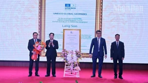 Lãnh đạo tỉnh Lạng Sơn đón nhận danh hiệu Công viên địa chất toàn cầu UNESCO Lạng Sơn.