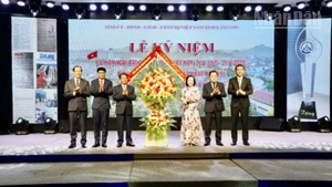Lãnh đạo tỉnh Lạng Sơn trao lẵng hoa chúc mừng 100 năm Ngày Báo chí Cách mạng Việt Nam tại buổi lễ. 