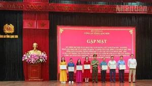 Các cơ quan báo chí nhận Giấy khen của Công an tỉnh Lạng Sơn.