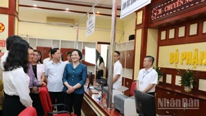 Đồng chí Phạm Thị Thanh Trà, Ủy viên Trung ương Đảng, Bộ trưởng Nội vụ kiểm tra tại khu vực Trung tâm phục vụ hành chính công, phường Đông Kinh, tỉnh Lạng Sơn. 
