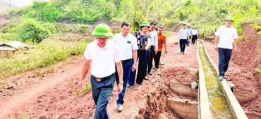 Lãnh đạo xã Na Sang kiểm tra thực địa quy hoạch sản xuất nông nghiệp trên địa bàn.