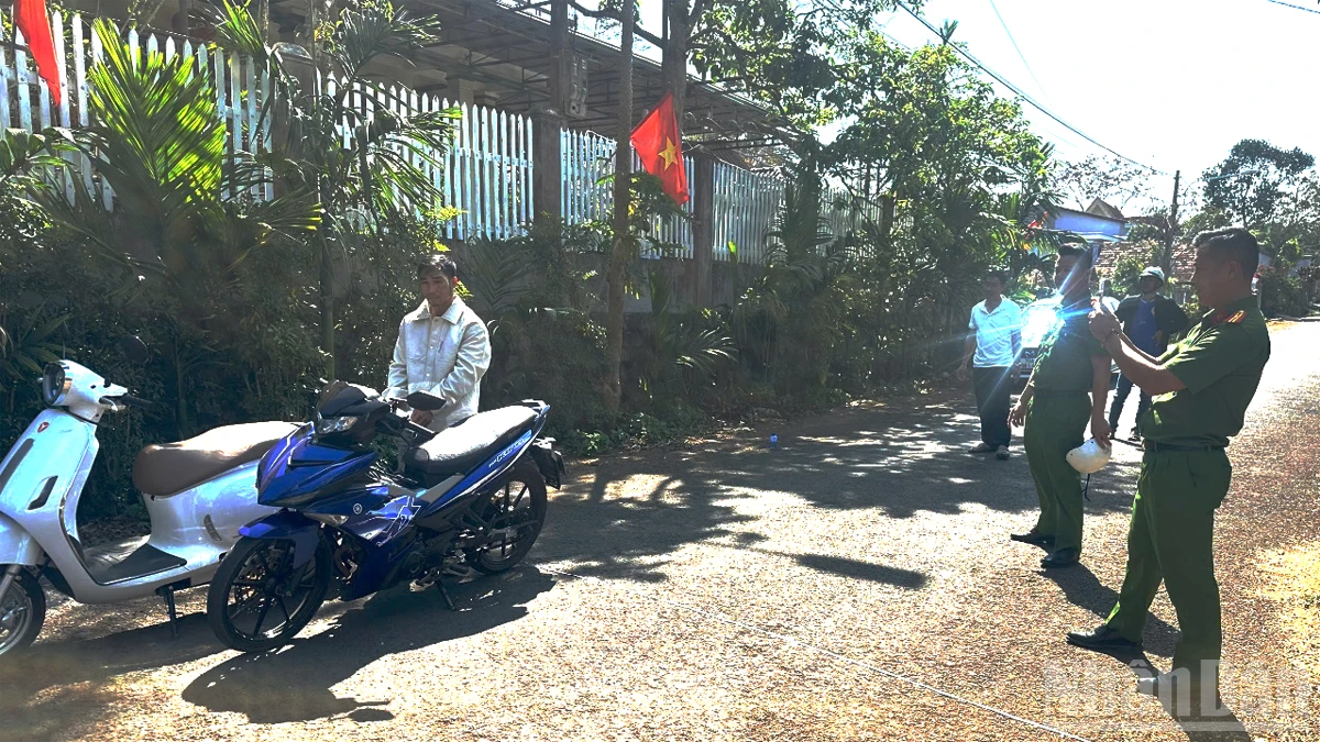 Công an xã Đức Lập bắt giữ đối tượng cướp giật điện thoại chỉ sau 10 giờ