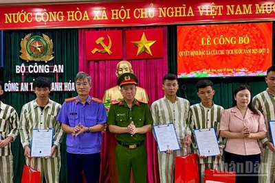 Đại diện Viện Kiểm sát, Công an, Mặt trận Tổ quốc tỉnh Thanh Hóa trao quyết định đặc xá, quà cho các cá nhân.