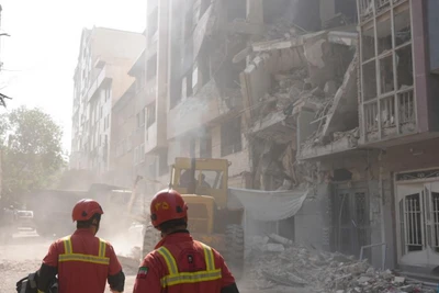 Các tòa nhà bị hư hại trong các cuộc không kích của Israel tại Tehran, Iran. (ẢNH: THX)