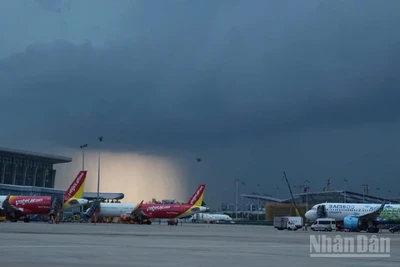 Thời tiết cực đoan trưa 19/9 tại Cảng hàng không quốc tế Nội, nhiều chuyến bay phải hoãn, hủy lịch trình.