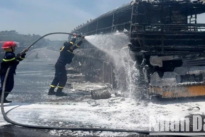 Nhân lực cùng thiết bị chuyên dụng đã dập tắt hoàn toàn hỏa hoạn trên xe ô tô khách.