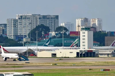 Máy bay của hãng Emirates tại sân bay quốc tế Nội Bài. (Ảnh: Huân Trần)