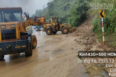 Khu Quản lý Đường bộ III nỗ lực khắc phục hậu quả mưa lớn liên tục từ ngày 25 tới sáng 27/10 gây sạt lở nghiêm trọng nhiều tuyến giao thông huyết mạch.