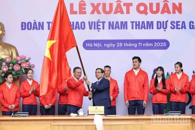 Thủ tướng Phạm Minh Chính trao cờ cho Đoàn thể thao Việt Nam tham dự SEA Games 33.