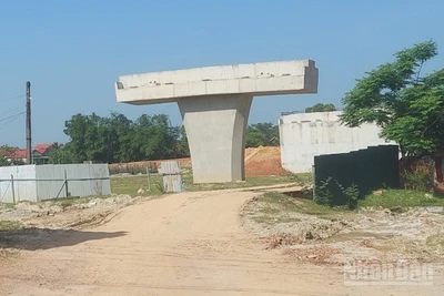 Dự án thành phần 1-đầu tư xây dựng Quốc lộ 12A đoạn tránh thị xã Ba Đồn vẫn đang đình trệ nguyên nhân từ công tác giải phóng mặt bằng chưa được dứt điểm. (Ảnh: Hoàng Phúc)