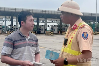 Cảnh sát giao thông tuyên truyền cho lái xe quy định mới về việc cấm xe tải lưu thông trên làn 1 tại tuyến cao tốc Pháp Vân-Cầu Giẽ.