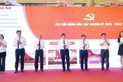 Các đại biểu thực hiện nghi thức ra mắt chuyên trang.