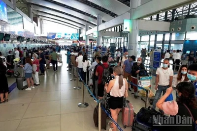 Hành khách xếp hàng chờ làm thủ tục tại Cảng hàng không quốc tế Tân Sơn Nhất.