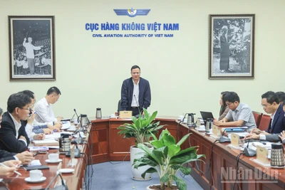 Cục trưởng Cục Hàng không Việt Nam Uông Việt Dũng chủ trì cuộc họp bảo đảm nhiên liệu sáng 9/3.