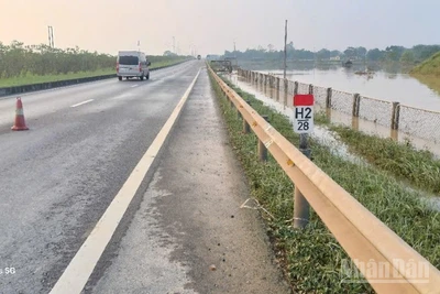 Điểm ngập nghiêm trọng ngày hôm qua tại Km29 tới hôm nay (11/10) nước đã rút đáng kể, các phương tiện đã có thể lưu thông bình thường qua đoạn đường này.