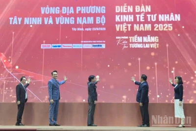 Lãnh đạo Tỉnh ủy Long An và Hội Doanh nghiệp trẻ Việt Nam và các đại biểu ấn nút khai mạc diễn đàn. 
