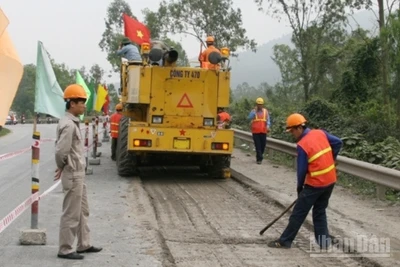 Ảnh minh họa: Công nhân đang bảo trì trên 1 tuyến đường Quốc lộ.