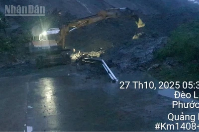 Cán bộ, người lao động ngành đường bộ xuyên đêm khắc phục hậu quả thiên tai nhằm sớm thông tuyến, bảo đảm giao thông thông suốt trên các tuyến đường chịu ảnh hưởng của thiên tai.