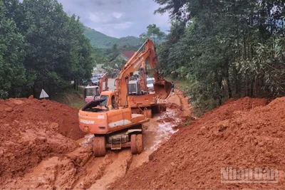 Công tác khắc phục hậu quả bão số 12 vẫn đang được các Khu Quản lý đường bộ tại miền trung thực hiện.