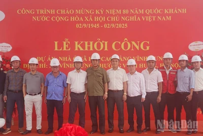 Đại diện Ủy ban nhân dân thành phố Hà Nội và chủ đầu tư dự án tại lễ khởi công.