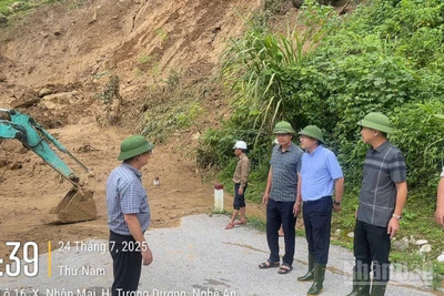 Lãnh đạo Cục Đường bộ Việt Nam đi kiểm tra thiệt hại cho ngành đường bộ sau cơn bão số 3 Wipha.