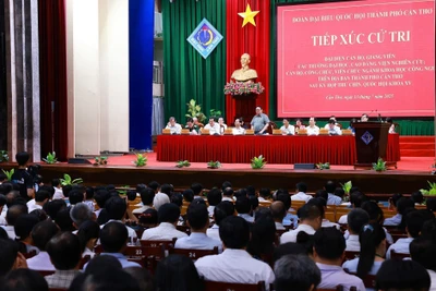 Thủ tướng Phạm Minh Chính và Đoàn đại biểu Quốc hội thành phố Cần Thơ tiếp xúc cử tri sau Kỳ họp thứ 9, Quốc hội khoá XV. (Ảnh: Dương Giang/TTXVN)