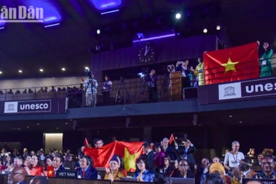 Không khí vui mừng sau khi Chủ tịch Kỳ họp lần thứ 47 của Ủy ban Di sản Thế giới chính thức gõ búa công nhận Quần thể di tích và danh thắng Yên Tử-Vĩnh Nghiêm-Côn Sơn, Kiếp Bạc là Di sản Văn hóa Thế giới.