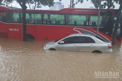 Do ảnh hưởng của cơn bão số 5, Hà Nội mưa lớn từ đêm qua tới sáng 26/8, gây ra ngập úng cục bộ nhiều nơi trên địa bàn Thủ đô.