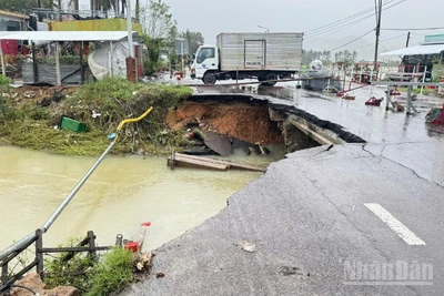 Sau nhiều ngày mưa lũ lớn, vị trí cống bản Km1253+100 trên Quốc lộ 1 bị nước cuốn trôi và phá hủy mặt đường.