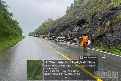 Lực lượng chức năng thuộc Sở Xây dựng tỉnh Hòa Bình túc trực hướng dẫn, cảnh báo các phương tiện đi qua đoạn đường trơn và có nguy cơ sạt lở cao.