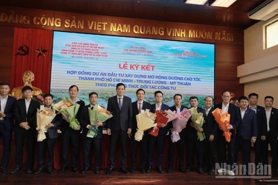 Thứ trưởng Bộ Xây dựng Bùi Xuân Dũng tặng hoa chúc mừng liên danh các nhà thầu thực hiện dự án xây dựng mở rộng cao tốc Thành phố Hồ Chí Minh -Trung Lương-Mỹ Thuận.