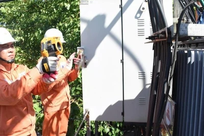 Công nhân Tổng Công ty Điện lực thành phố Hà Nội tăng cường kiểm tra, giám sát thiết bị, bảo đảm hệ thống điện vận hành an toàn, ổn định trong mùa nắng nóng. (Ảnh: EVNHANOI)