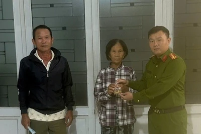 Bà Đinh Thị Lan nhận được số vàng bị đánh rơi.