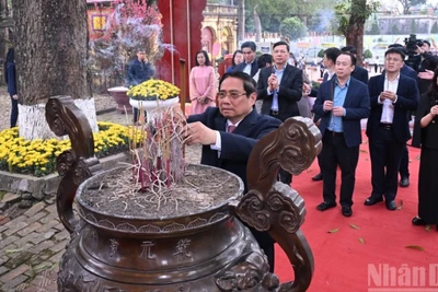 Thủ tướng Chính phủ Phạm Minh Chính dâng hương tỏ lòng thành kính các bậc tiên đế, tiên hiền có công với đất nước. (Ảnh: Trần Hải)