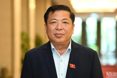 Bộ trưởng Xây dựng Trần Hồng Minh thúc đẩy ngành Giao thông-Xây dựng chuyển đổi số mạnh mẽ thông qua chương trình cắt giảm thủ tục hành chính. (Ảnh: Báo Nhân Dân)