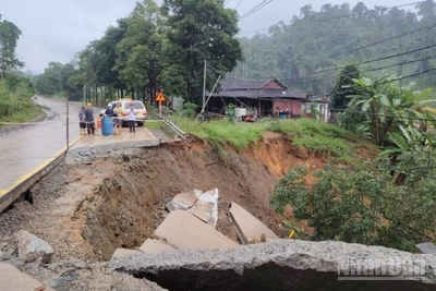 Hậu quả của cơn bão số 12 và hoàn lưu gây mưa lũ lớn những ngày qua tại khu vực Trung Bộ vẫn đang khiến ngành đường bộ căng mình khắc phục hậu quả.