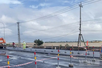 Lực lượng chức năng cấm lưu thông 1 chiều tại Km1339+300 thuộc Quốc lộ 1