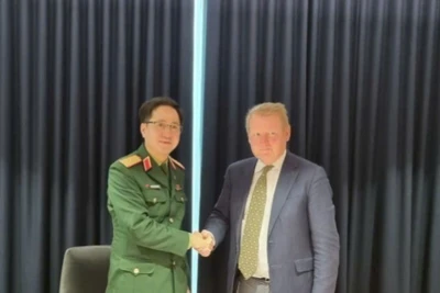 Cục trưởng Phạm Mạnh Thắng và ông Bernard Philip trao tặng quà lưu niệm.